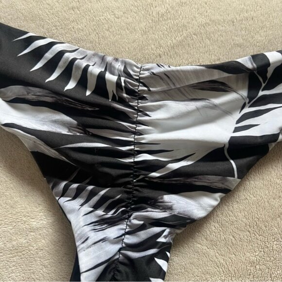 L space bikini - Picture 3 of 4